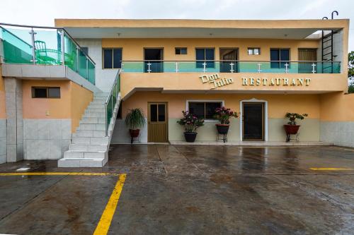 a building with a sign that reads hotel hubelandeland at Hotel San Marcos in Los Mochis