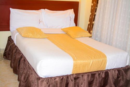 Ein Bett oder Betten in einem Zimmer der Unterkunft Merril Hotel