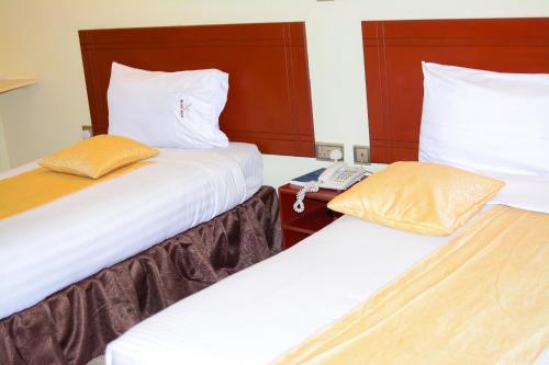 Ein Bett oder Betten in einem Zimmer der Unterkunft Merril Hotel
