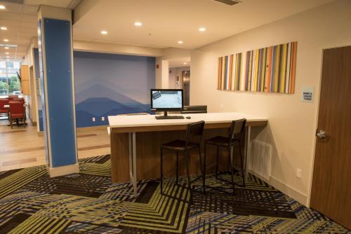 Televisyen dan/atau pusat hiburan di Holiday Inn Express & Suites Dayton North - Vandalia by IHG