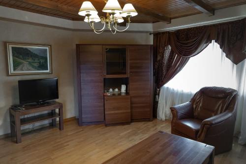 TV a/nebo společenská místnost v ubytování Charda Hotel