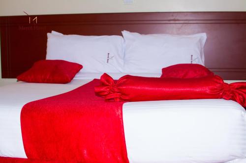 Ein Bett oder Betten in einem Zimmer der Unterkunft Merril Hotel