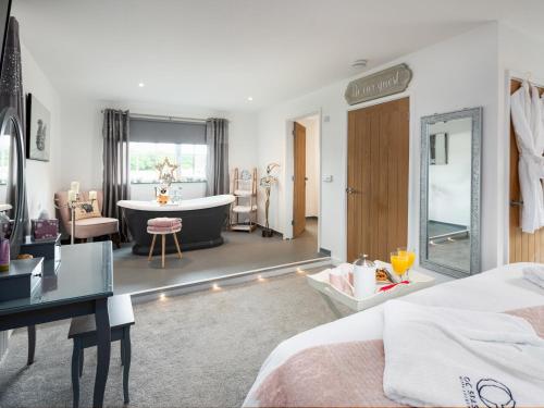 une chambre avec un lit et une baignoire dans une pièce dans l'établissement Be Our Guest Cottage, à Truro