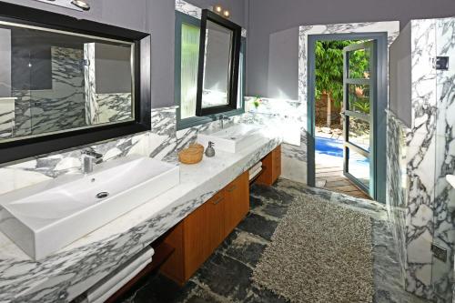 A bathroom at Salobre Imperial La Canela