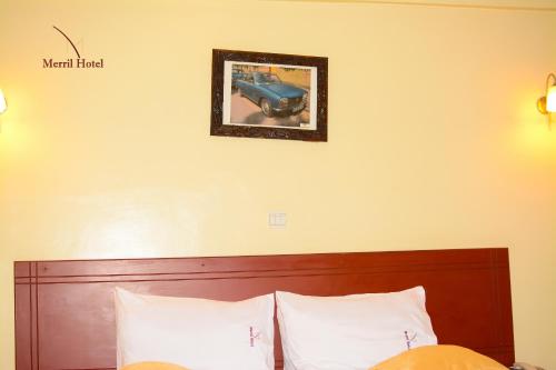 Ein Bett oder Betten in einem Zimmer der Unterkunft Merril Hotel