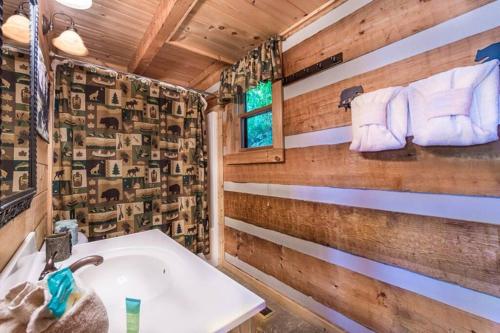 ein Bad mit Waschbecken und Handtüchern an der Wand in der Unterkunft View! Private! Hot Tub,Pool Table,Fireplace,RELAX! in Sevierville