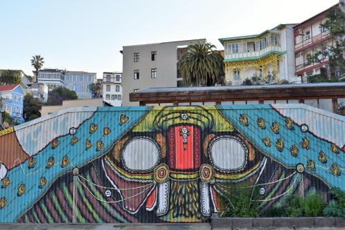 a mural on the side of a building at Maki Suites ex Hotel Da Vinci in Valparaíso