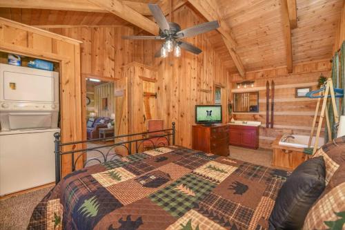 sypialnia z łóżkiem i wentylatorem sufitowym w obiekcie View! Cozy, Private, Fireplace, Hot Tub Log Cabin, Honeymoon! w mieście Sevierville