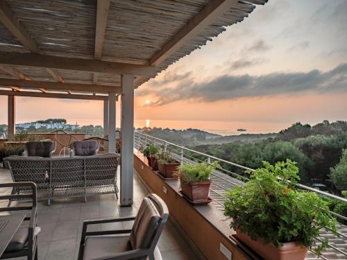 a balcony with chairs and a view of the sunset at Park Hotel Asinara in Stintino