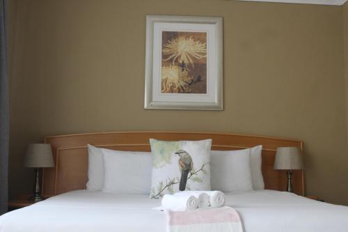 um quarto com 2 camas e toalhas em The Anne Guest House em Maseru