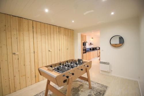 ein Zimmer mit einem Spieltisch in der Mitte in der Unterkunft La Maison Bleue - En plein cœur d'Arcachon in Arcachon