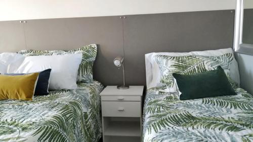 dos camas sentadas una al lado de la otra en un dormitorio en CORAZON BUENOS AIRES en Buenos Aires