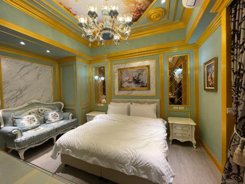 1 dormitorio con cama y lámpara de araña en 山川匯行館民宿 en Hualien