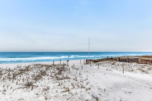 una playa de arena con el océano en el fondo en Islander, en Fort Walton Beach