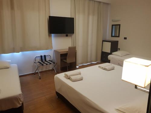 Una cama o camas en una habitación de Sonia Hotel & Suites