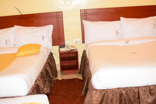 Ein Bett oder Betten in einem Zimmer der Unterkunft Merril Hotel