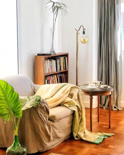 ein Wohnzimmer mit einer Couch, auf der eine Decke liegt in der Unterkunft La Marea B&B in Tigre