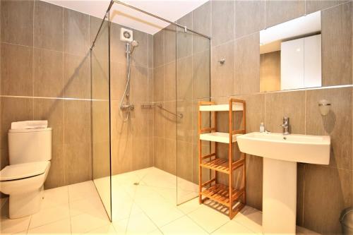 e bagno con doccia, servizi igienici e lavandino. di Apartment PP11 a Estepona