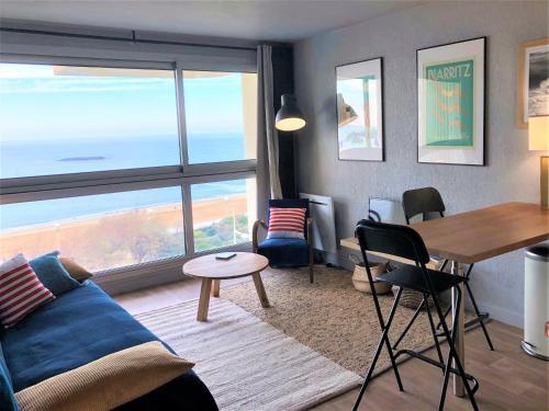 un salon avec un canapé et une table dans l'établissement Victoria Surf Biarritz 102, à Biarritz
