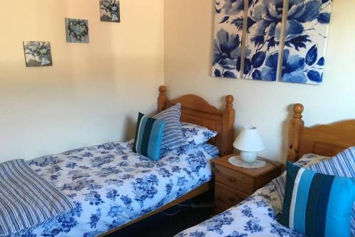 Tempat tidur dalam kamar di Heron Lodge, edge of Mabie Forest Dumfries