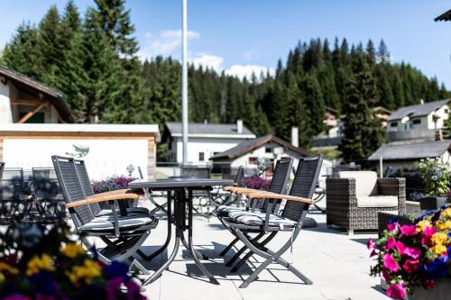a group of chairs and a table on a patio at Hotel Bellevue in San Bernardino