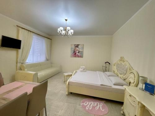 1 dormitorio con 1 cama y sala de estar en Lebediny Guest House, en Brest