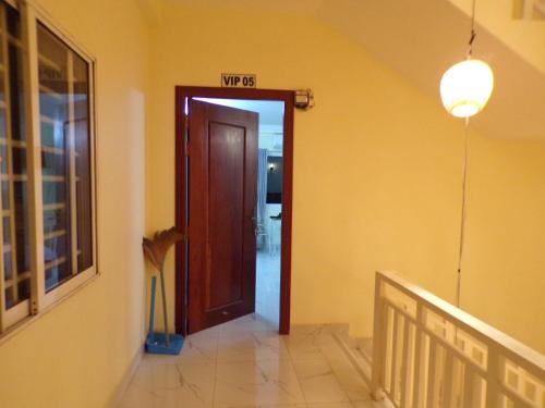 a hallway with a wooden door in a room at Lavendrata III in Phnom Penh