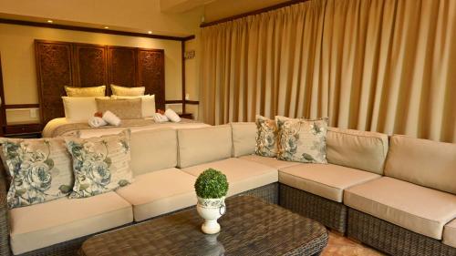 un soggiorno con divano e letto di Lamor Guest House a Middelburg