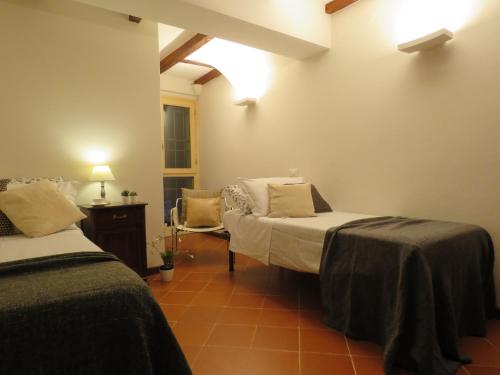 Habitación con 2 camas, mesa y silla en Cesare Battisti Apartment en Bolonia