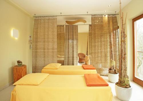 Ein Bett oder Betten in einem Zimmer der Unterkunft Bio Thermalhotel Falkenhof