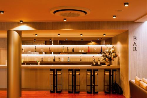 a bar in a restaurant with a counter with flowers at Hotel Cristal Setúbal in Setúbal