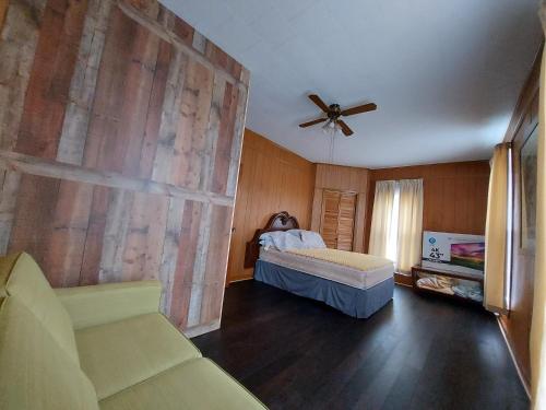 a bedroom with a bed and a ceiling fan at MemeTori Cozy Vacation House in Hinton