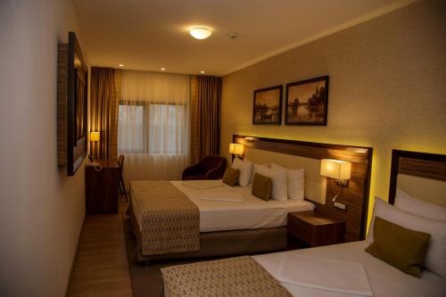 En eller flere senger på et rom på New Egreta Resort