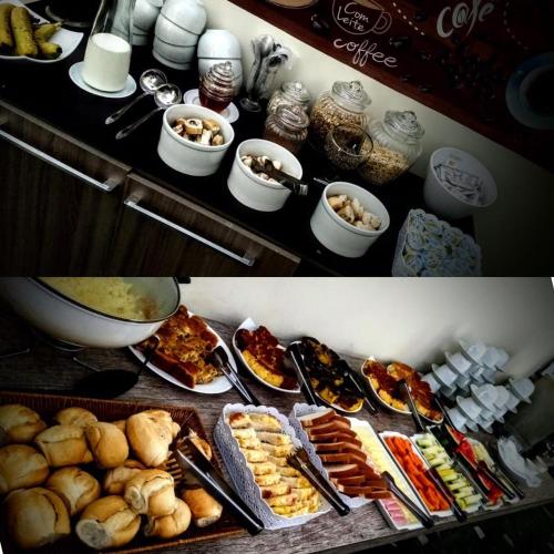 una mesa con un montón de diferentes tipos de comida en Aconchego, en Amparo