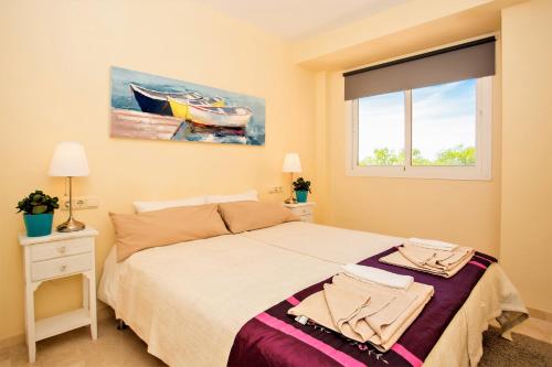 マルベーリャにあるR29 AirDom 2 bedroom luxury apartmentのベッドルーム(大型ベッド1台、窓付)