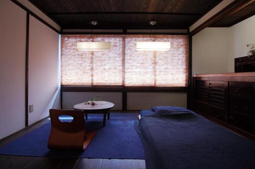 Pokój z łóżkiem, stołem i oknem w obiekcie Yururi - Vacation STAY 19684v w mieście Oda