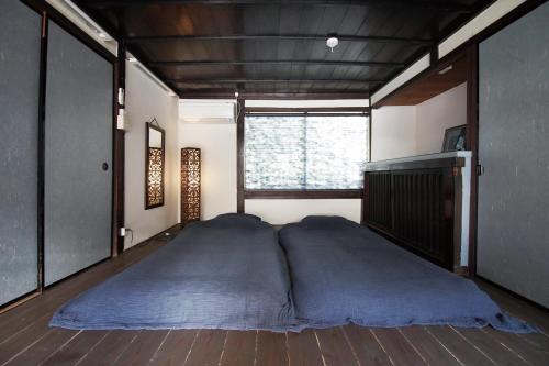 duże łóżko w pokoju z oknem w obiekcie Yururi - Vacation STAY 19684v w mieście Oda