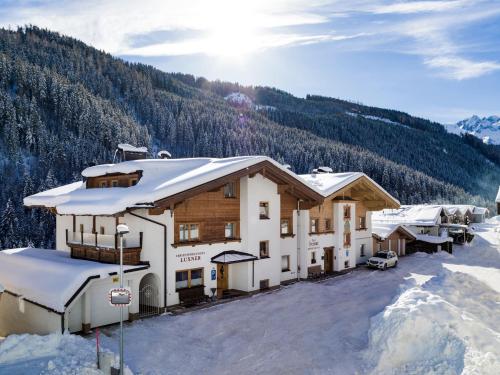 un lodge de esquí con nieve en el suelo en Ferienwohnungen Luxner, en Gerlos