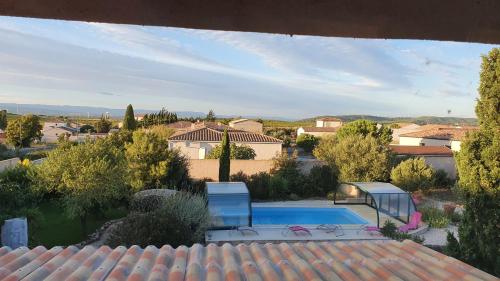 une vue d'une maison avec piscine dans l'établissement CHAMBRE D’HÔTES NATURE ET SAVEURS, à Boutenac