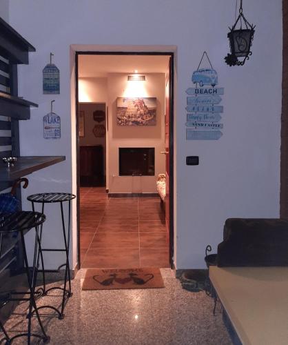 a hallway with a door leading to a room at B&B La Fenice sul Lago in Villongo SantʼAlessandro