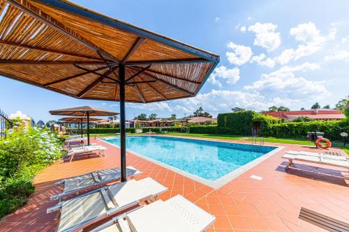 an image of a swimming pool with a umbrella at Hotel L'Esagono in San Teodoro