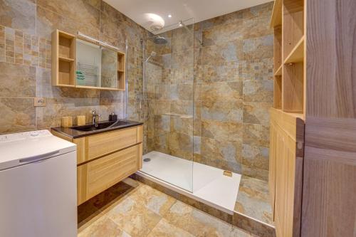 a bathroom with a tub and a sink and a shower at Bel appart pour 6 p, clim, parking et terrasse in Aix-en-Provence