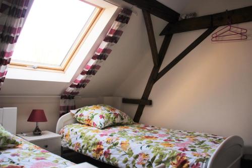 a bedroom with a bed and a window at W Starym Ogrodzie in Wolimierz