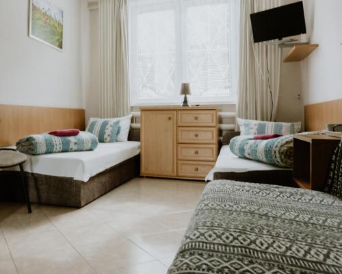 Habitación de hotel con 2 camas y TV en Camping nr 61 en Elblag