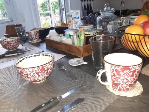 uma mesa com duas chávenas e utensílios em La Caudalie 