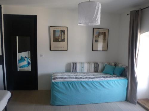 une chambre avec un lit avec une couverture bleue dans l'établissement Appartement Résidence Astoria, à Chamonix-Mont-Blanc