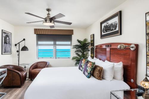 Katil atau katil-katil dalam bilik di National Hotel, An Adult Only Oceanfront Resort