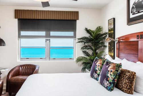 Katil atau katil-katil dalam bilik di National Hotel, An Adult Only Oceanfront Resort