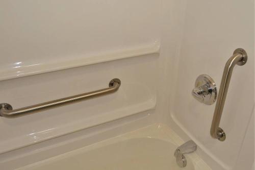 La salle de bains est pourvue d'un lavabo blanc et d'un porte-serviettes. dans l'établissement Arhaus 3, à Grand Forks