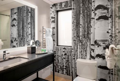 Peaks Hotel and Suitesにあるバスルーム